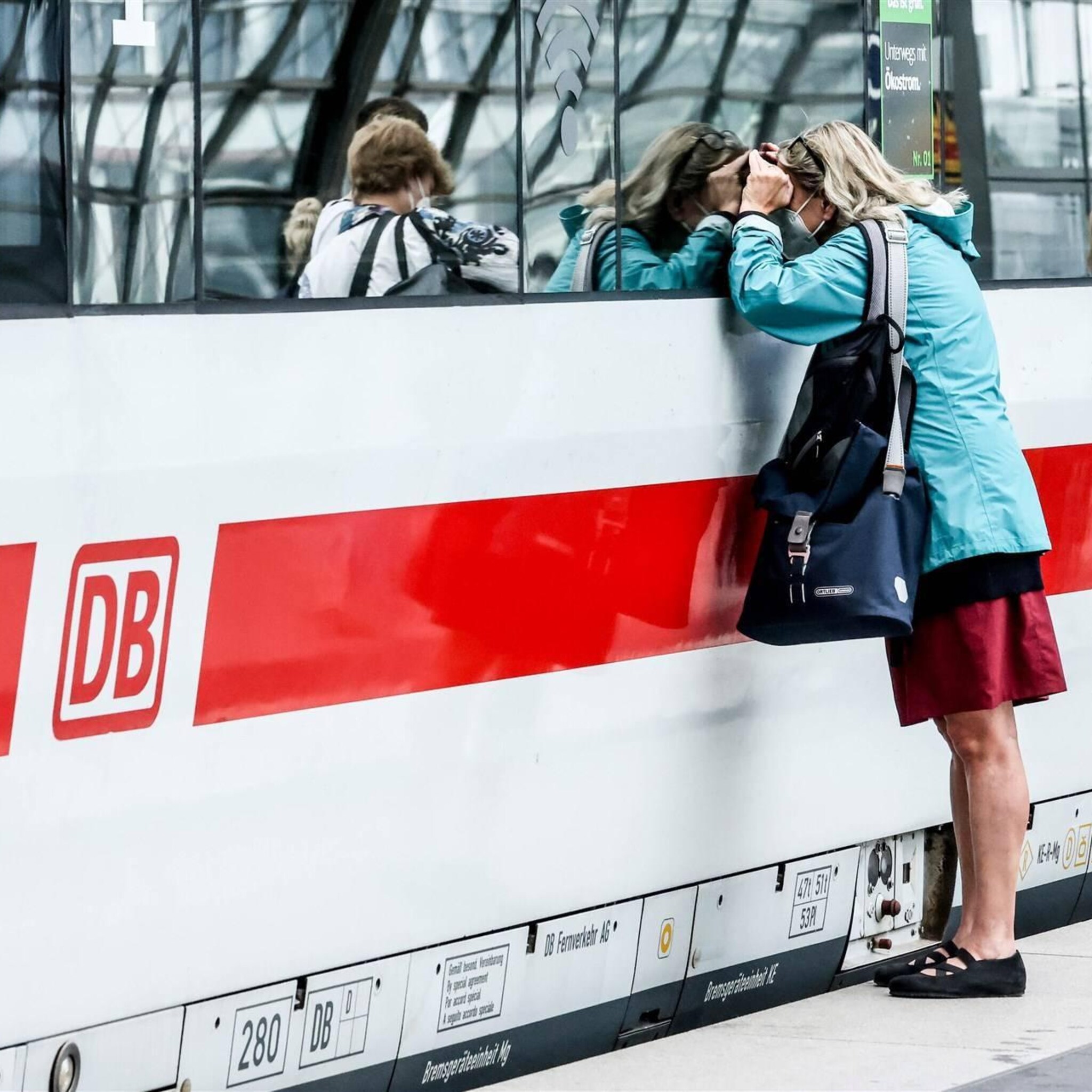 deutsche bahn drukker in treinen in aanloop staking maandag