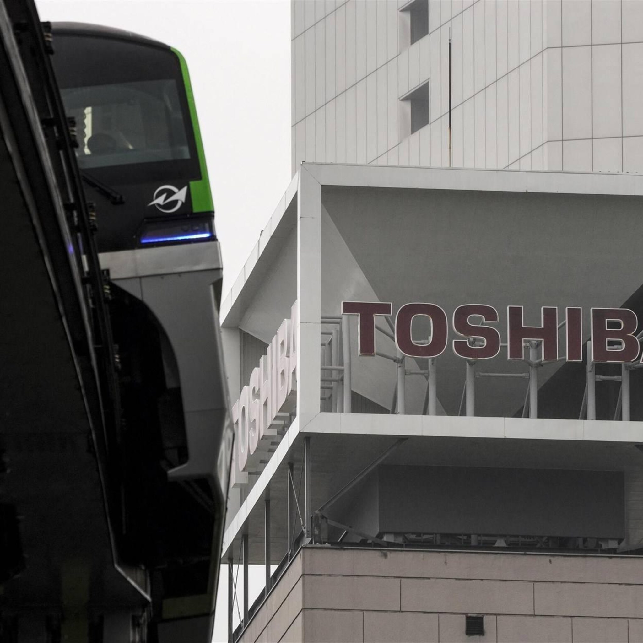 toshiba stijgt op lagere japanse beurs na steun overnamebod