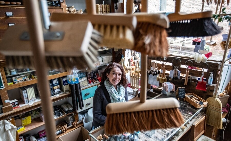 Mirjam Nijbroek is de vierde generatie die de Deventer Borstelwinkel, ook wel ‘De Kuiperij’, aan de Menstraat in Deventer bestiert. Deze maand is het 125 jaar geleden dat de winkel opende. Foto: Ronald Hissink