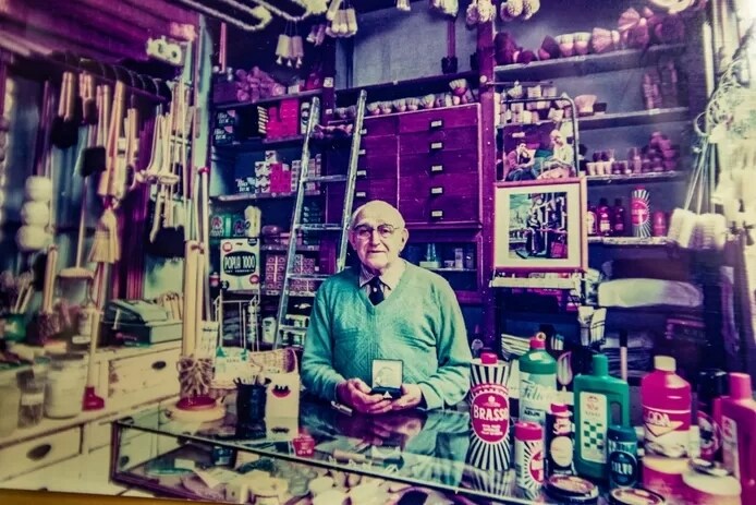 Dolf Nijbroek, de vader van Mirjam. In zijn handen de Deventer Stadspenning, die hij kreeg voor zijn verdiensten voor de stad Deventer. Hij was tot zijn dood in 2002 het gezicht van de winkel. Foto: Ronald Hissink