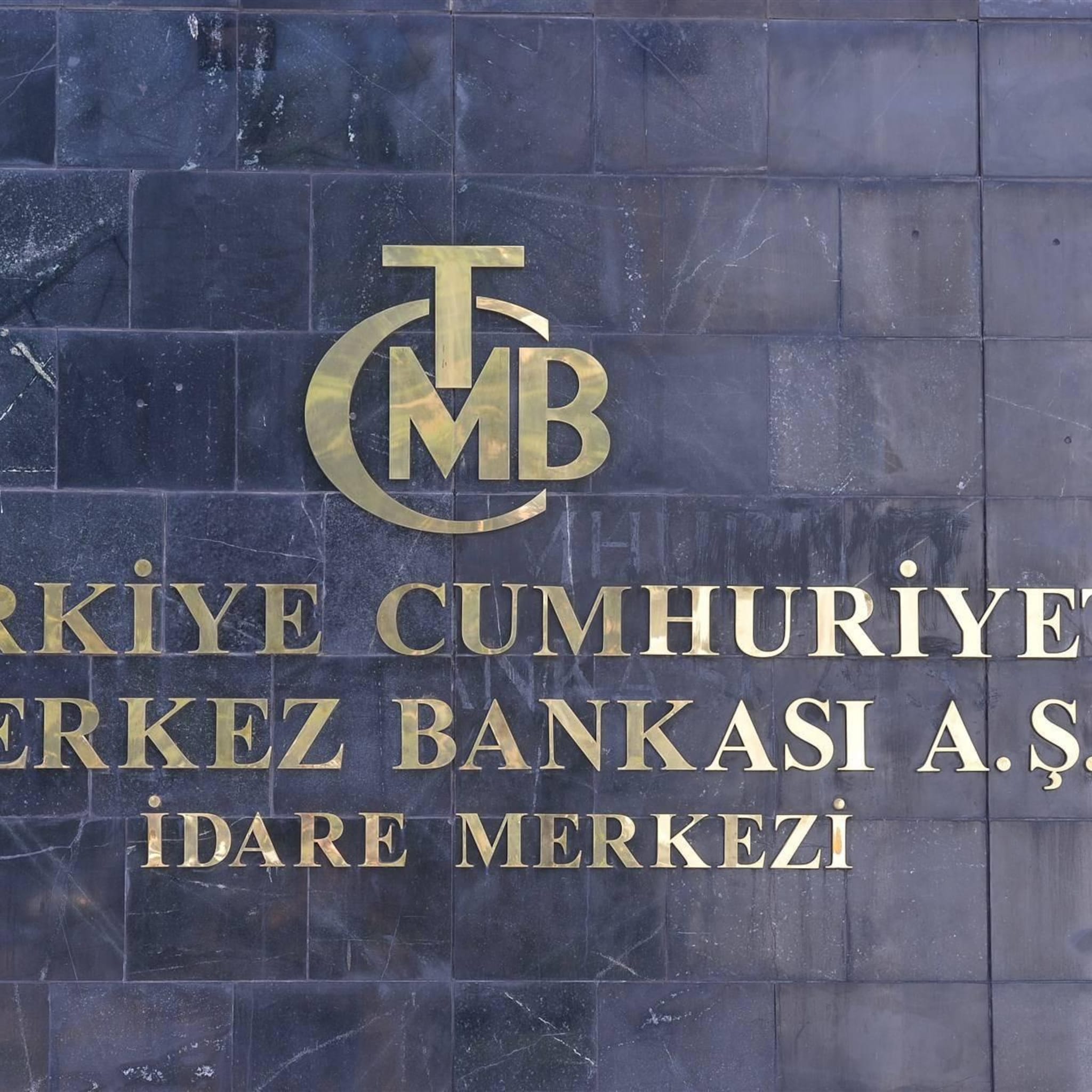centrale bank turkije laat rente ongewijzigd na aardbevingen