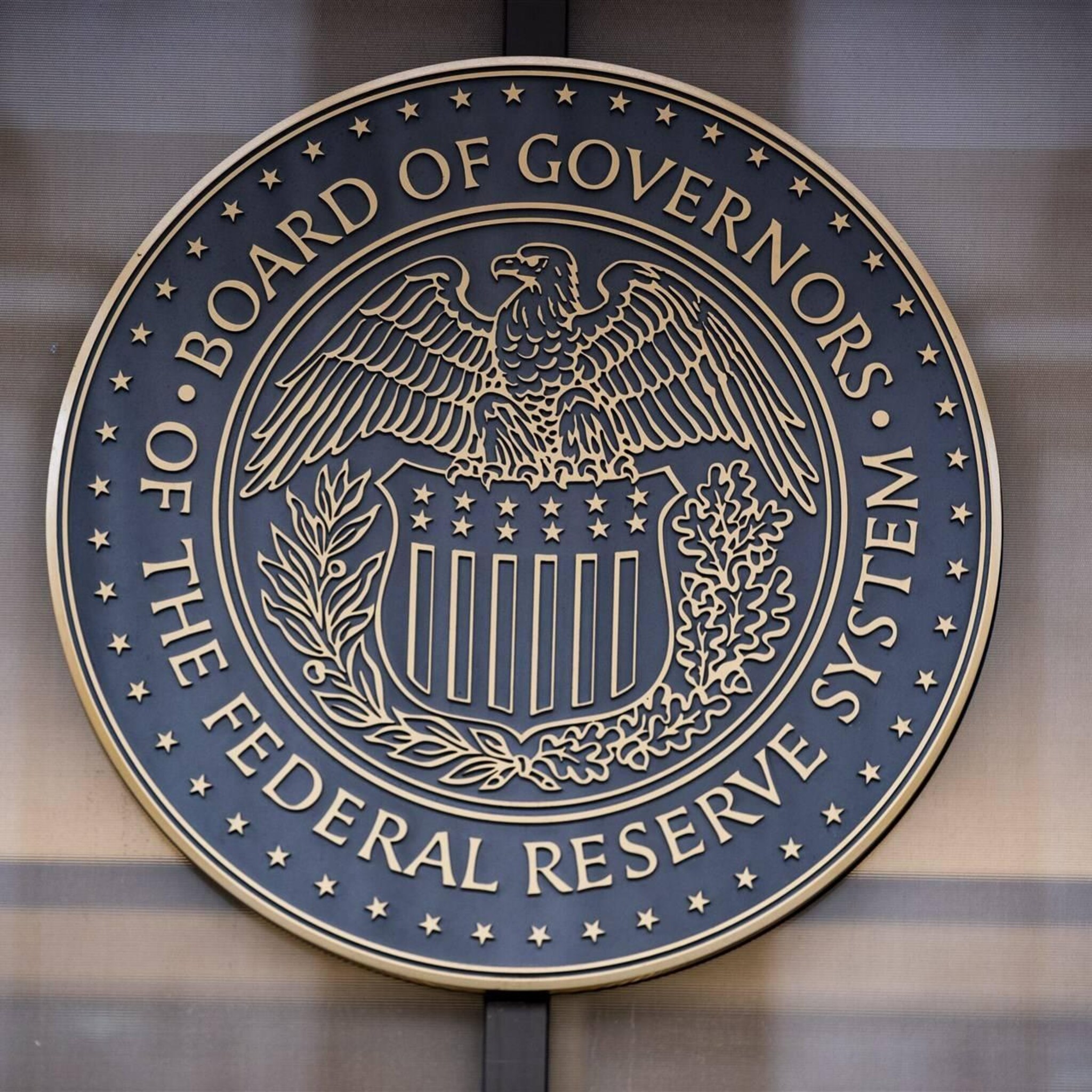 fed verhoogt rente vs weer ondanks onrust bankensector