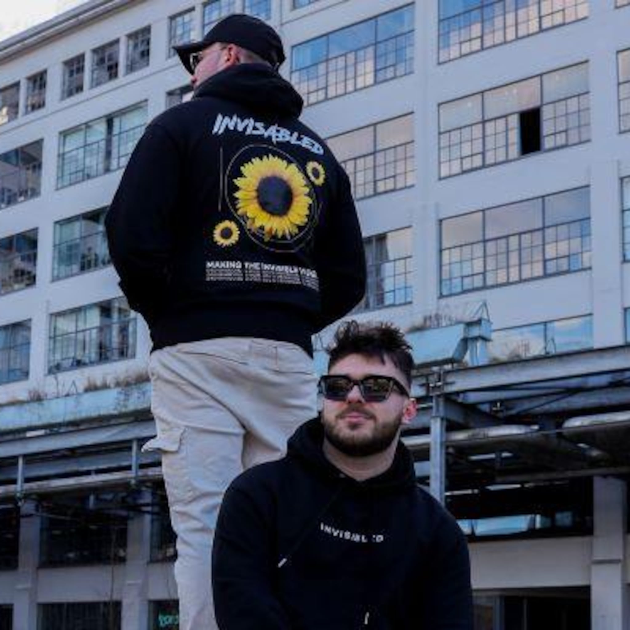 na auto ongeluk roxy 24 maakt niet zichtbare aandoeningen en ziektes zichtbaar met kledingmerk invisabled