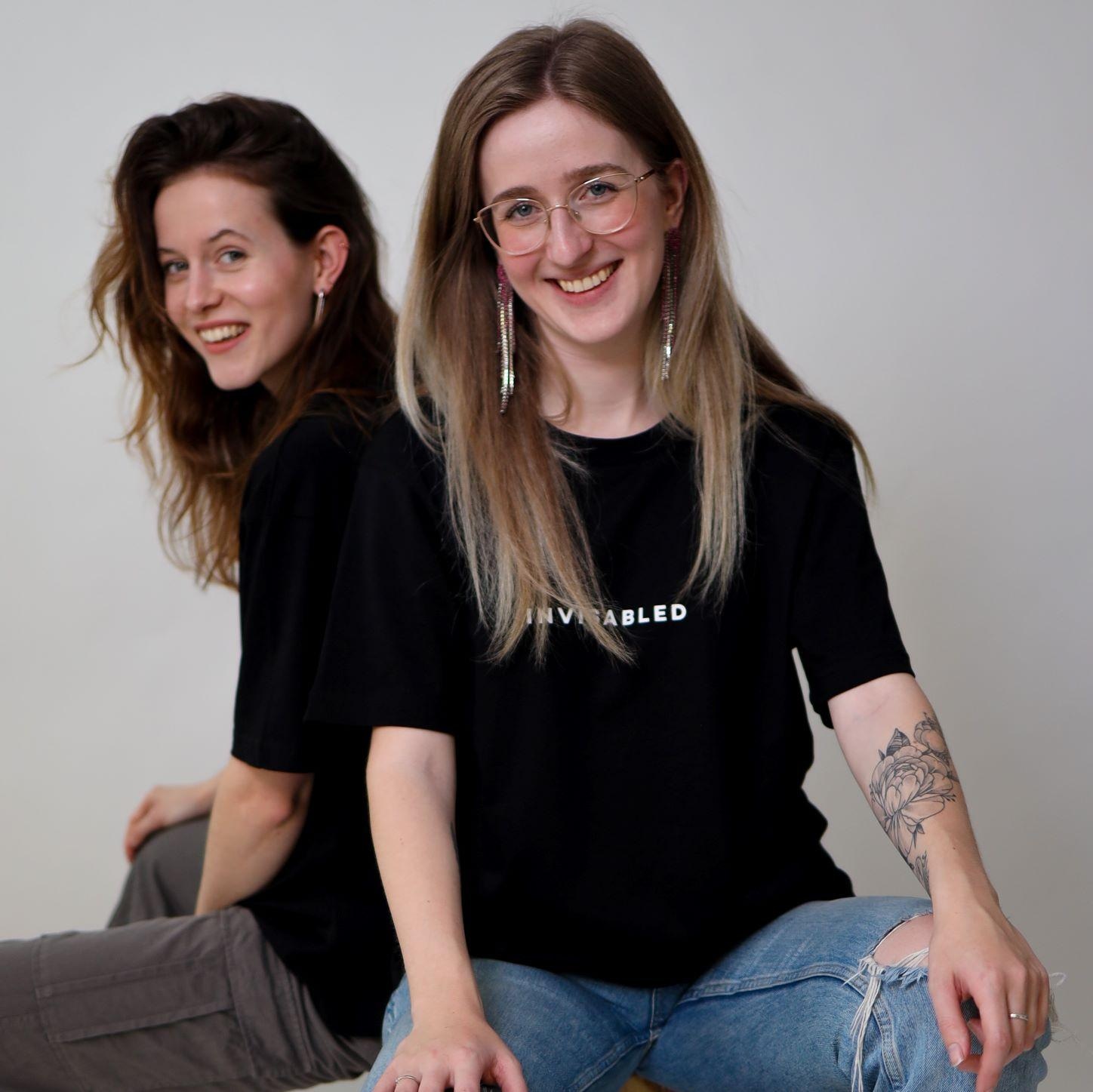 Invisabled-oprichter Roxy Boekholt (rechts) met model.