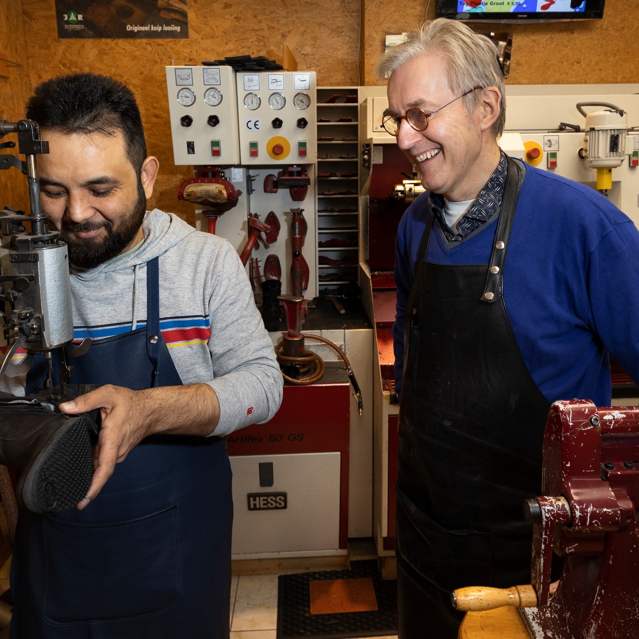 deze schoenmaker vond via facebook zijn opvolger iranier assad neemt zaak over