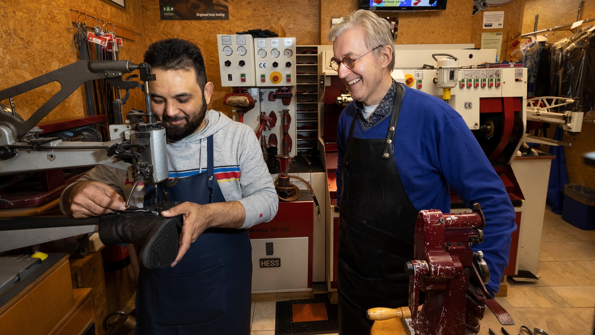 Bob Fleskens (rechts) stopt na 44 jaar als schoenmaker. Hij wordt opgevolgd door Assad uit Iran (links). Foto: René Manders/DCI Media