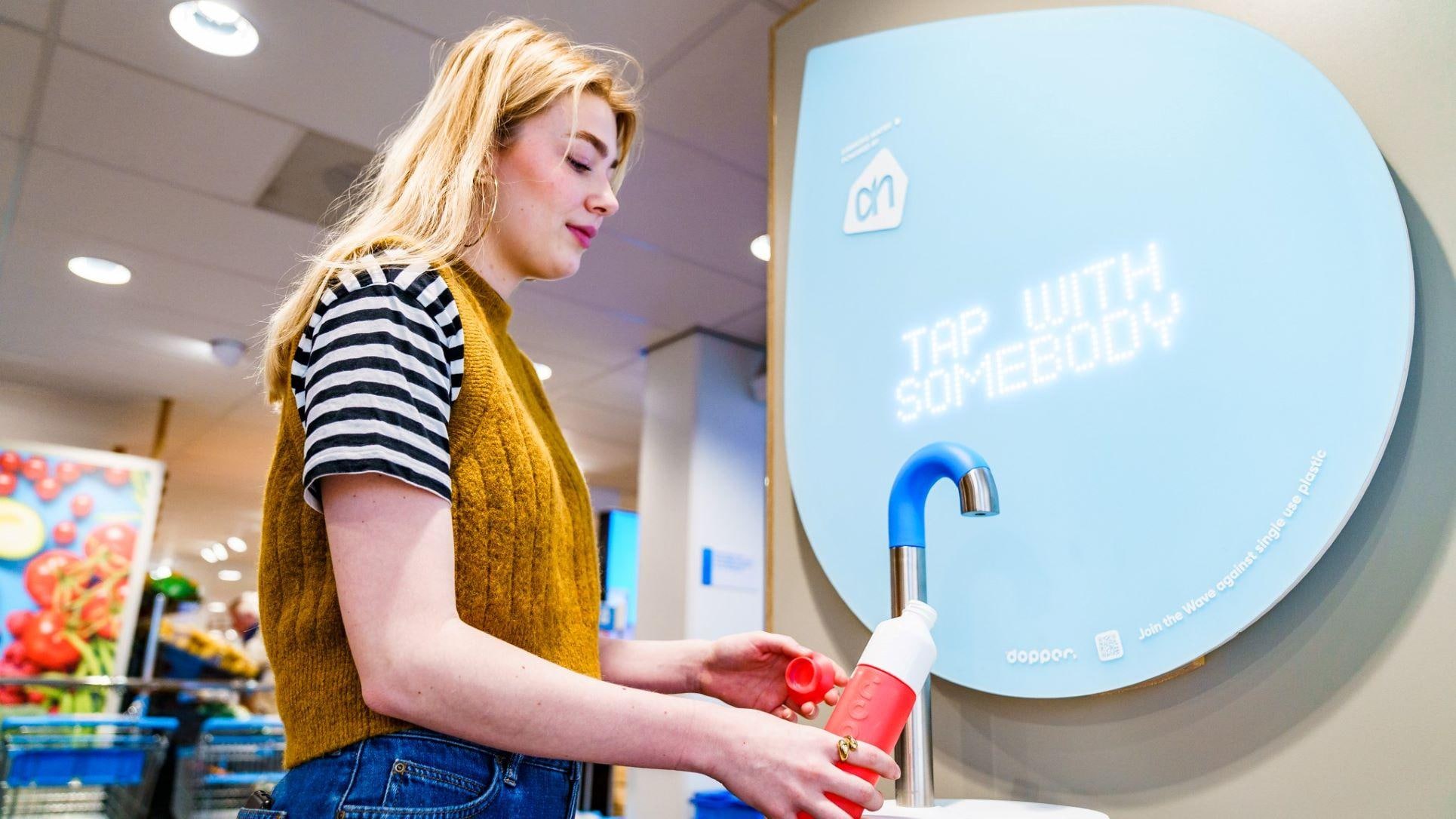 De eerste Dopper Water Tap wordt in gebruik genomen. Foto: Albert Heijn