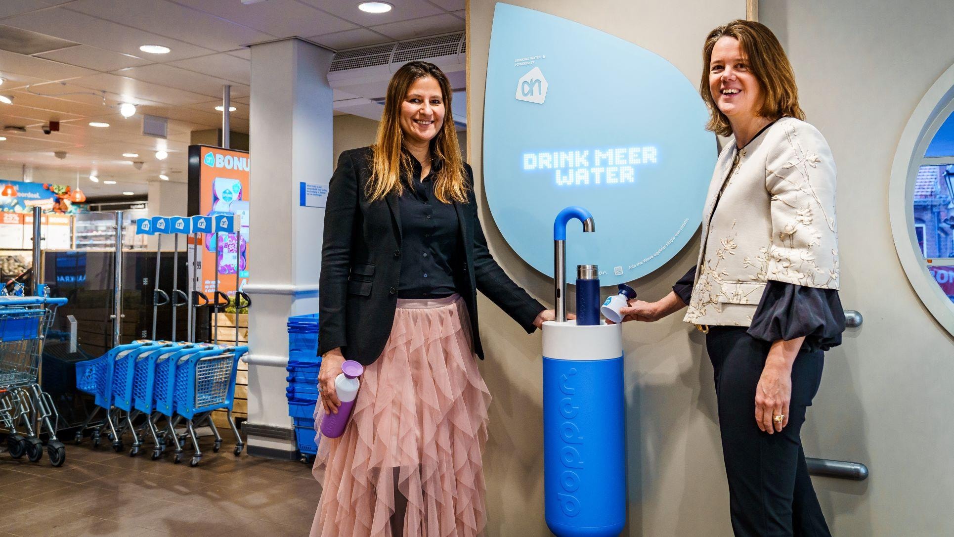 Virginia Yanquilevich, ceo van Dopper en Marit van Egmond, ceo van Albert Heijn, nemen de eerste Dopper Water Tap in gebruik. Foto: AH