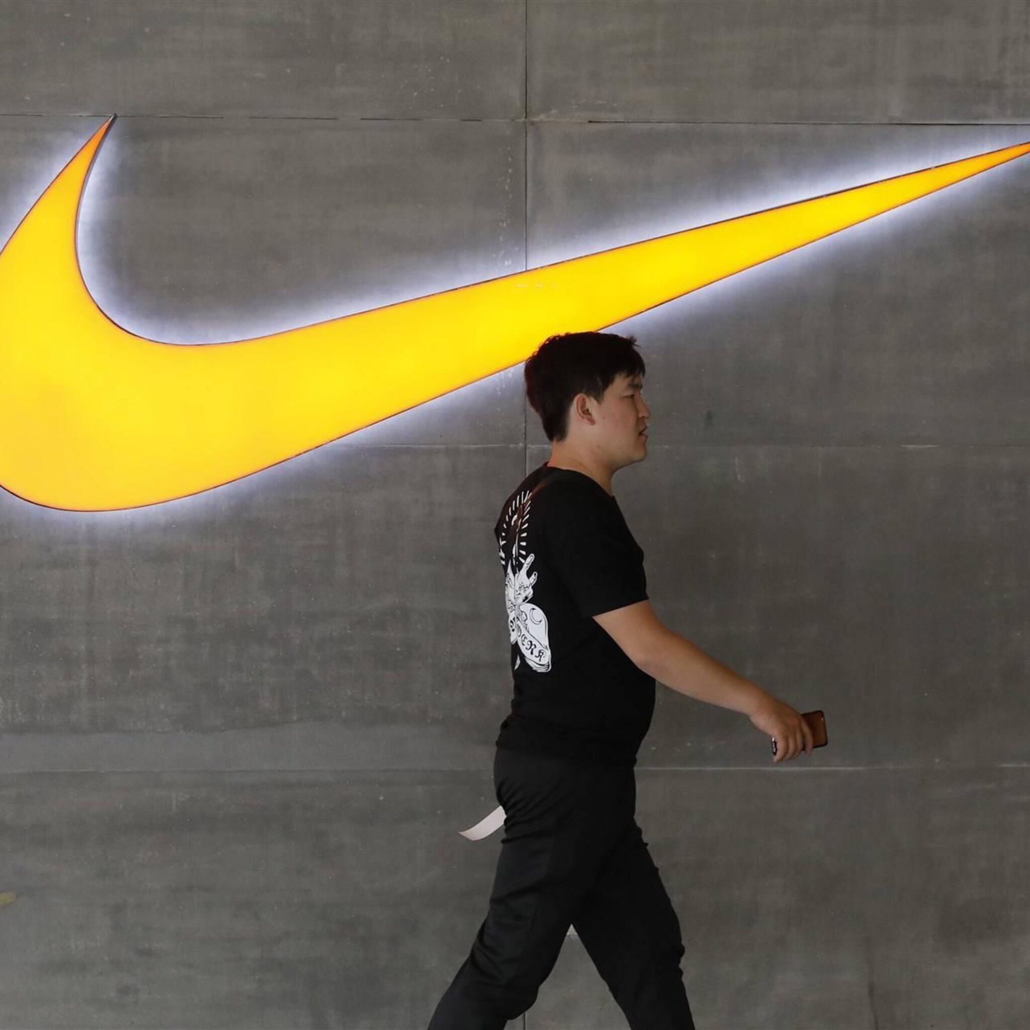 afgeprijsde sportkleding zet winst nike onder druk