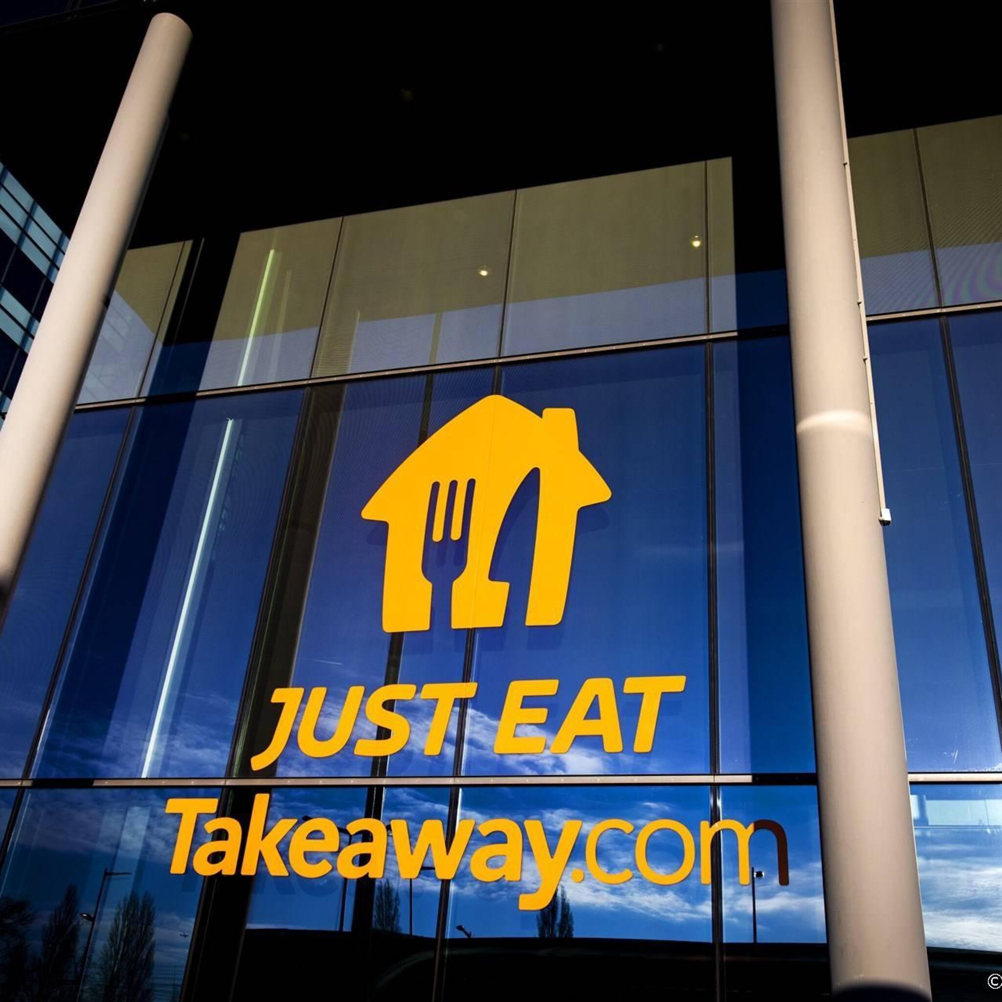 krant just eat takeaway schrapt 1700 banen vk vooral bezorgers