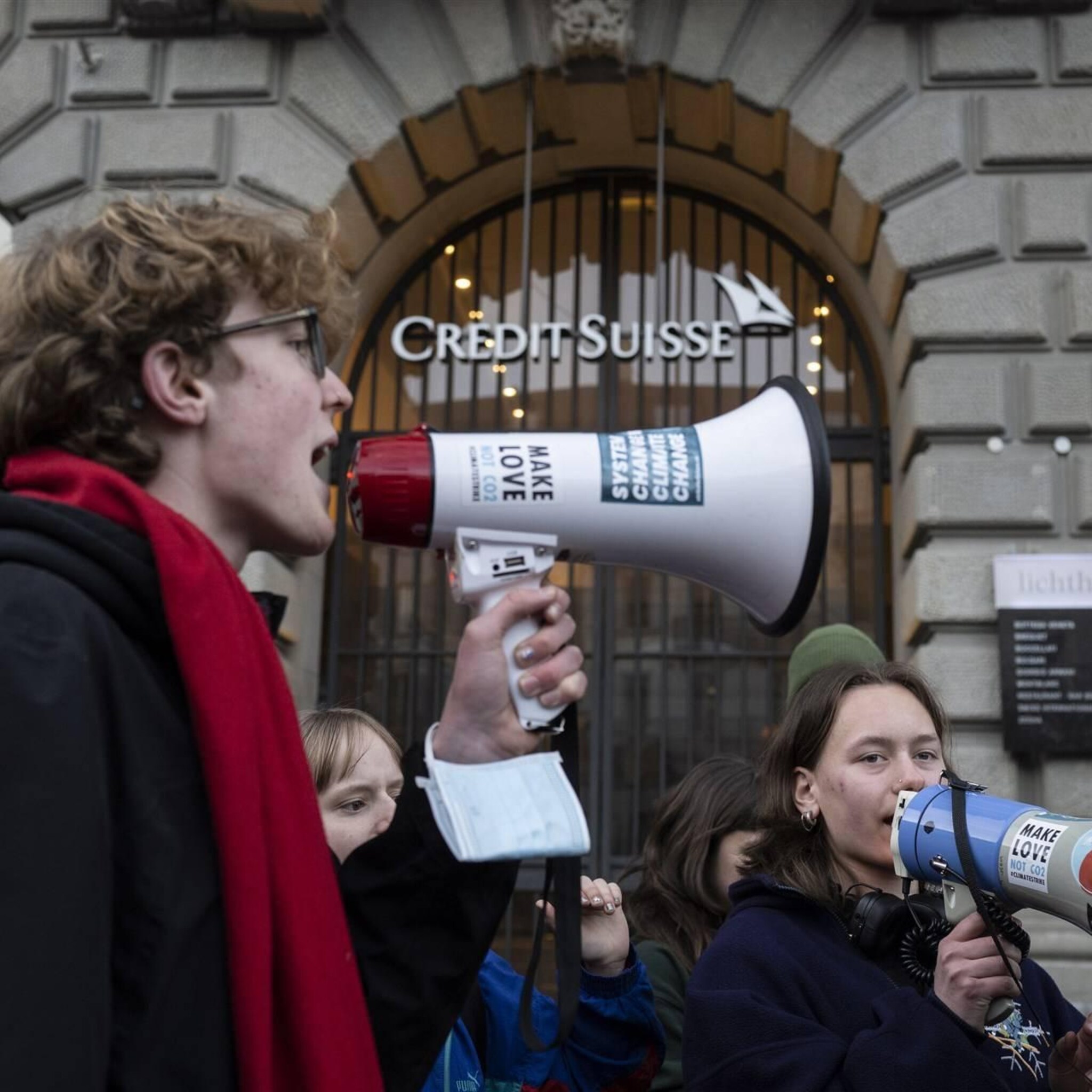 protest bij hoofdkantoor credit suisse zurich na redding door ubs