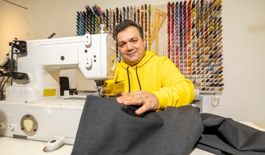 Kleermaker Yousef gaat een tweede vestiging openen in Delft. ,,Samenwerken met partijen als de KLM, dat lijkt me wel wat.” Foto: Thierry Schut