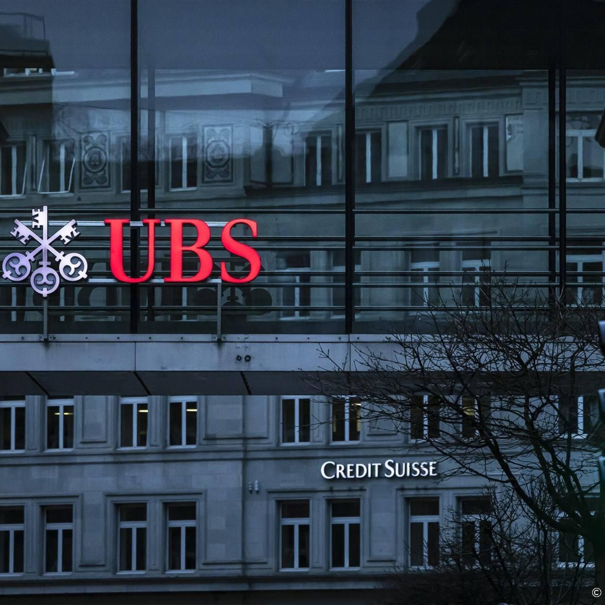 zwitserse coalitiepartij fusiebank ubs credit suisse te groot