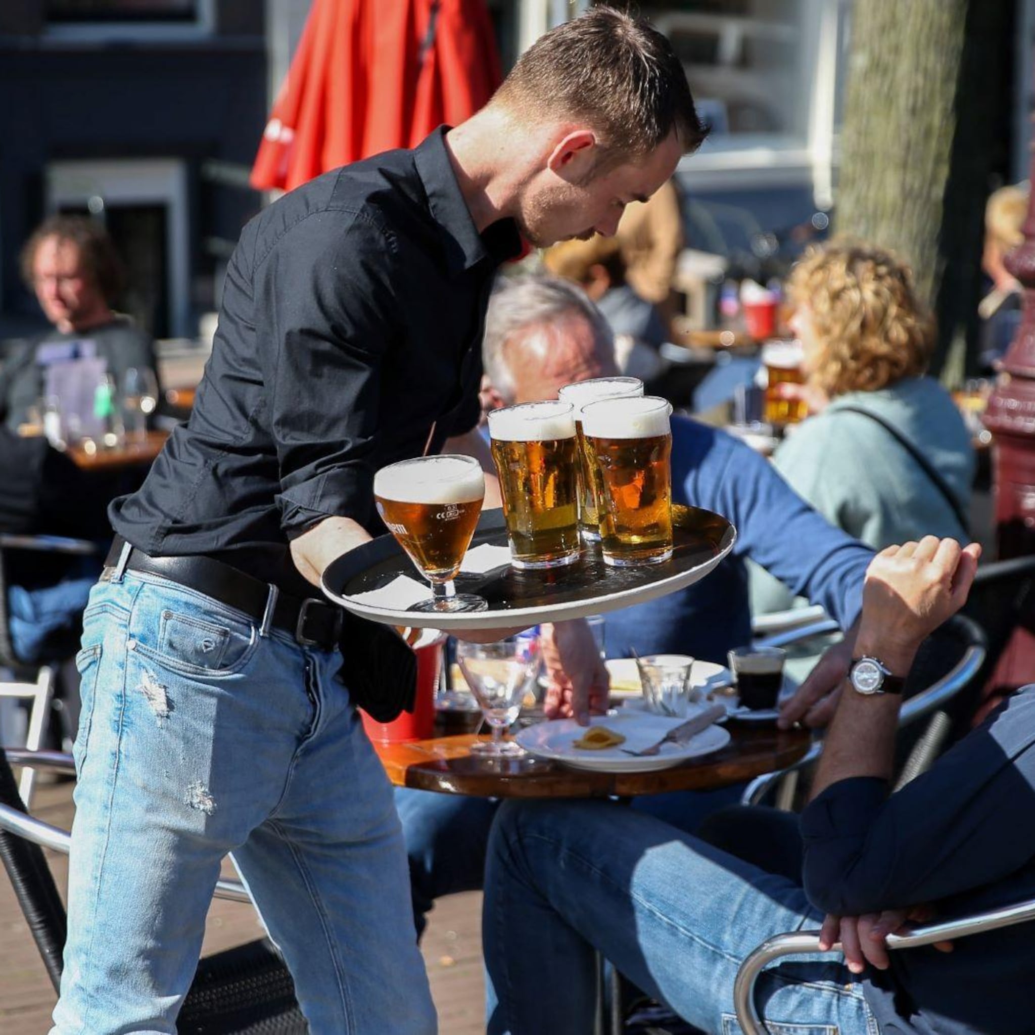 werkgevers zoeken nu al vakantiekrachten en passen roosters aan