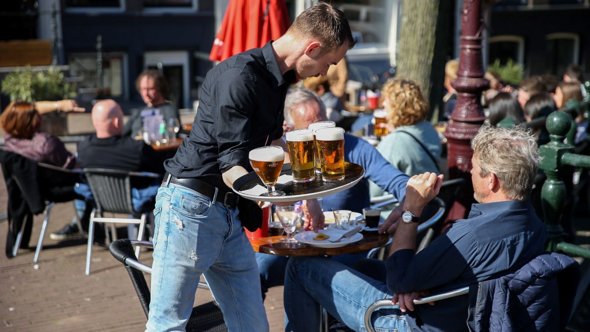 Ook in de horeca zal het personeelstekort de komende zomer nog groter worden, zo is de prognose. Foto: ANP