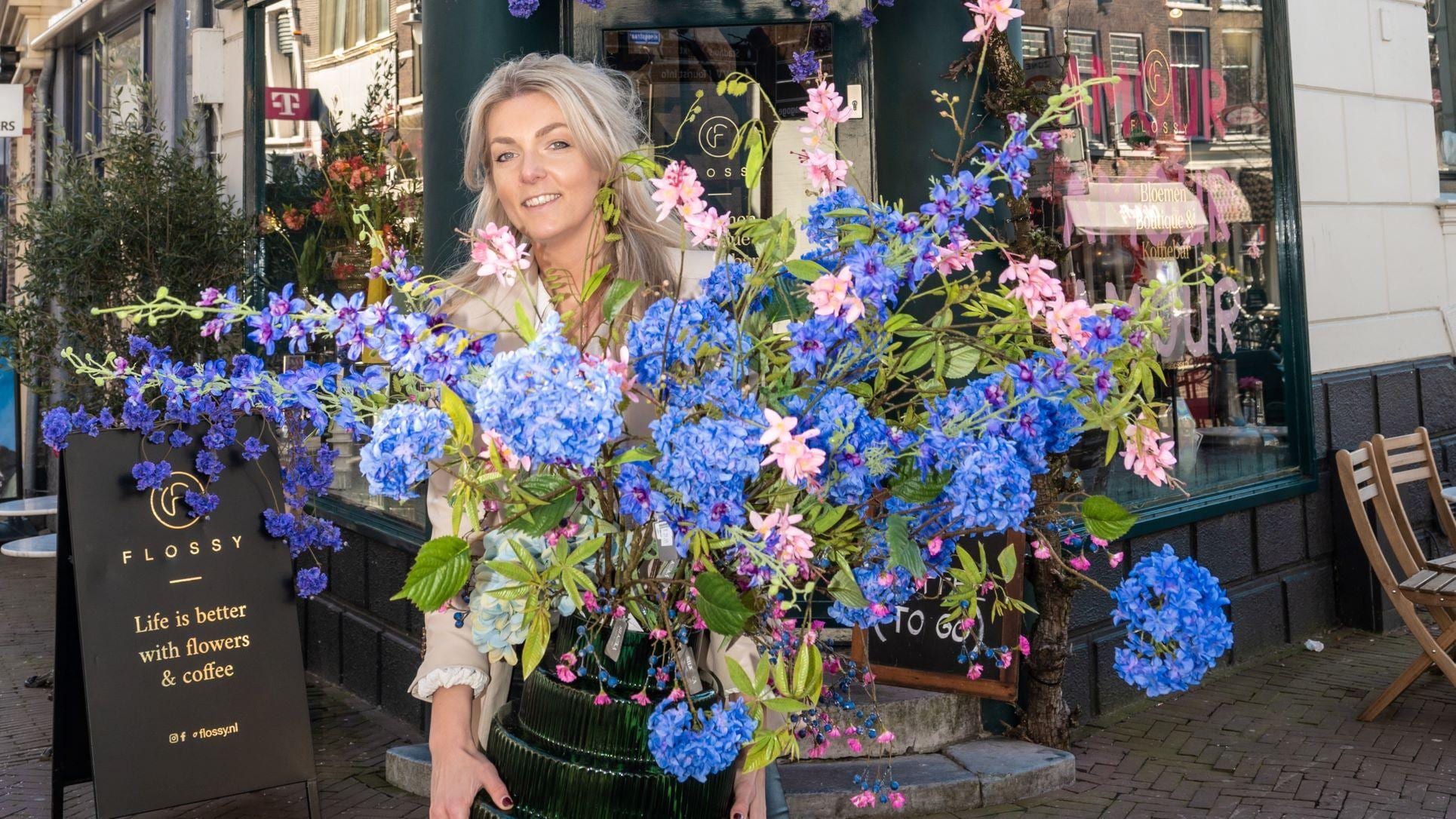 Mariëtte van Eijk bij haar bloemenwinkel Flossy. Foto: Sandra Zeilstra