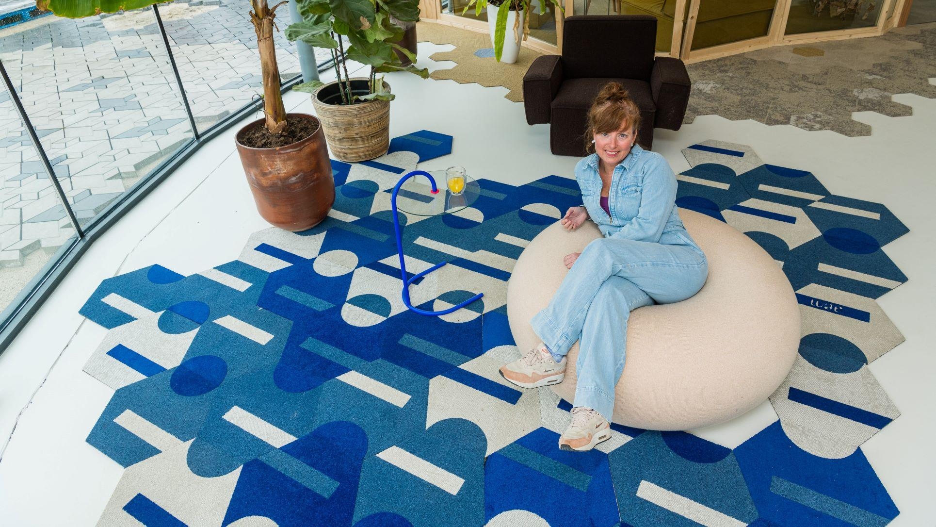 Tynke van den Heuvel is oprichter van Studio Wae, gespecialiseerd in circulaire betontegels en duurzame vloerbekleding. Foto: Mel Boas