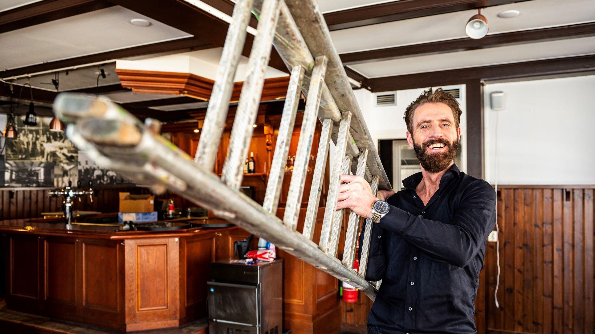 Patrick van Leeuwen gaat het bruine café in Zwammerdam nieuw leven inblazen. Foto: Merel Klijzing