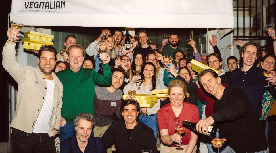 Van links naar rechts Team Vegitalian: Wichert van Rijn, Arjan Witteveen, Felix Hillen (gehurkt), Joep van den Bersselaar (gehurkt), Sippien Baarsma (door de knieën), Lucas Rijckmans (fles in handen) en Markus Konings (glas in handen).