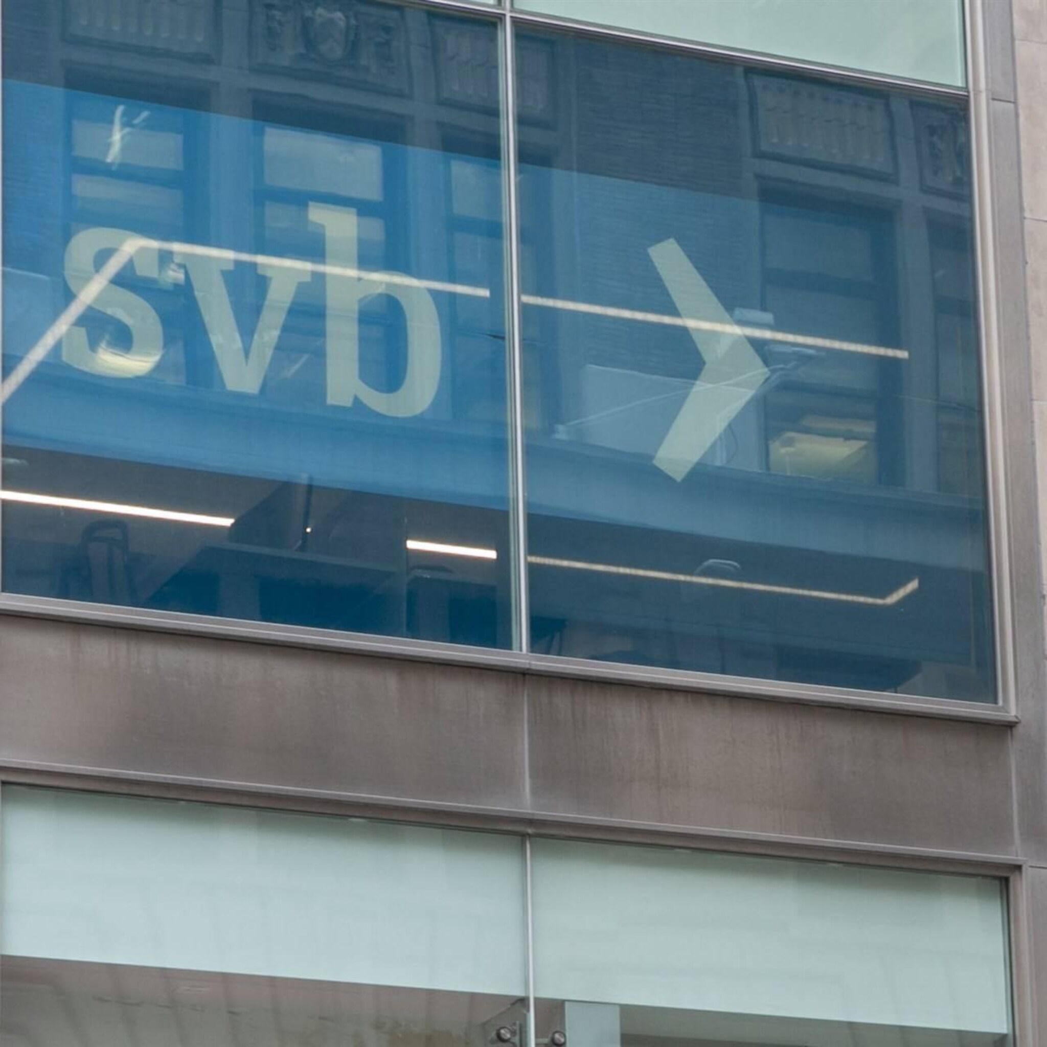 reuters vrijdag deadline voor biedingen op omgevallen banken