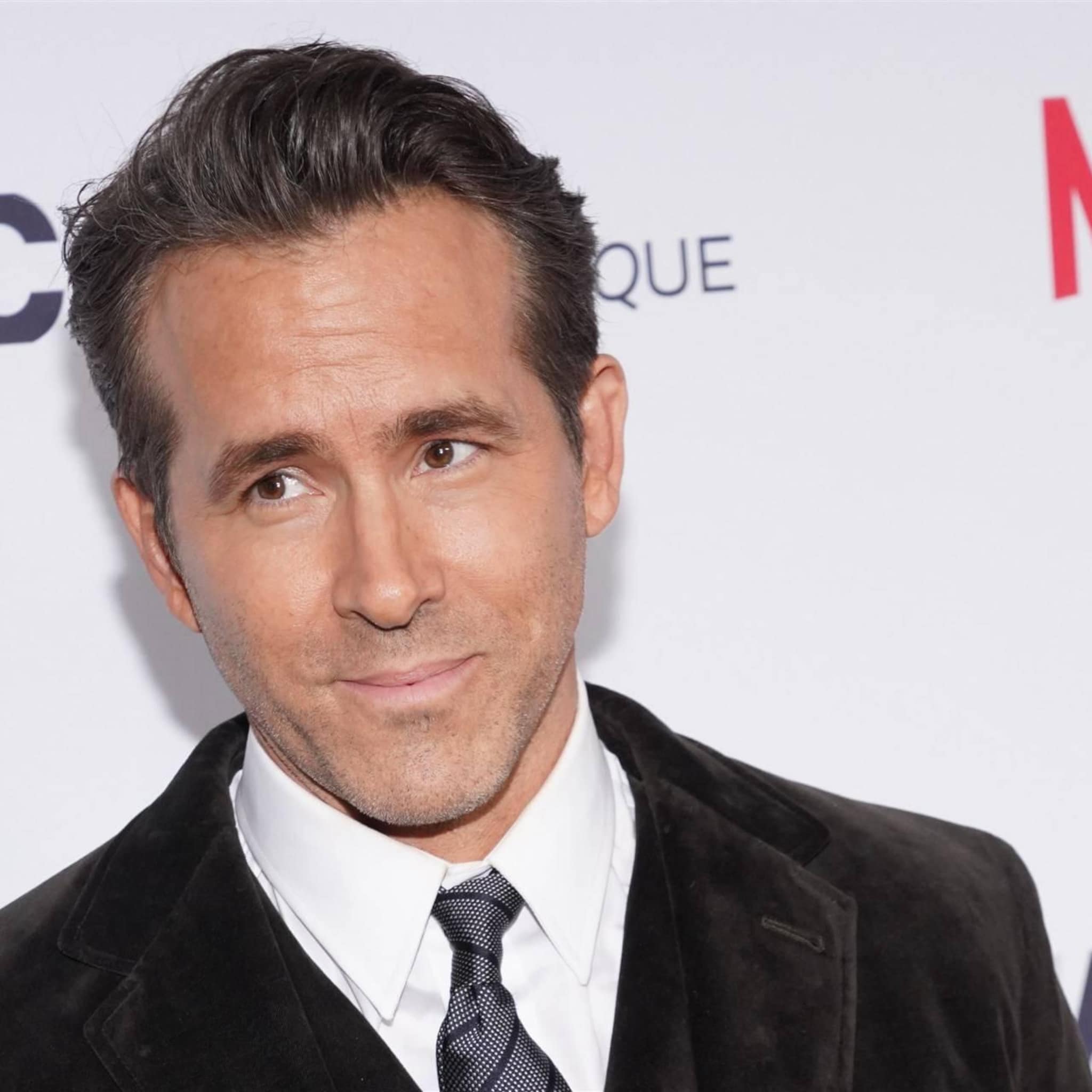 t mobile us koopt telecombedrijf ryan reynolds voor dik 1 miljard