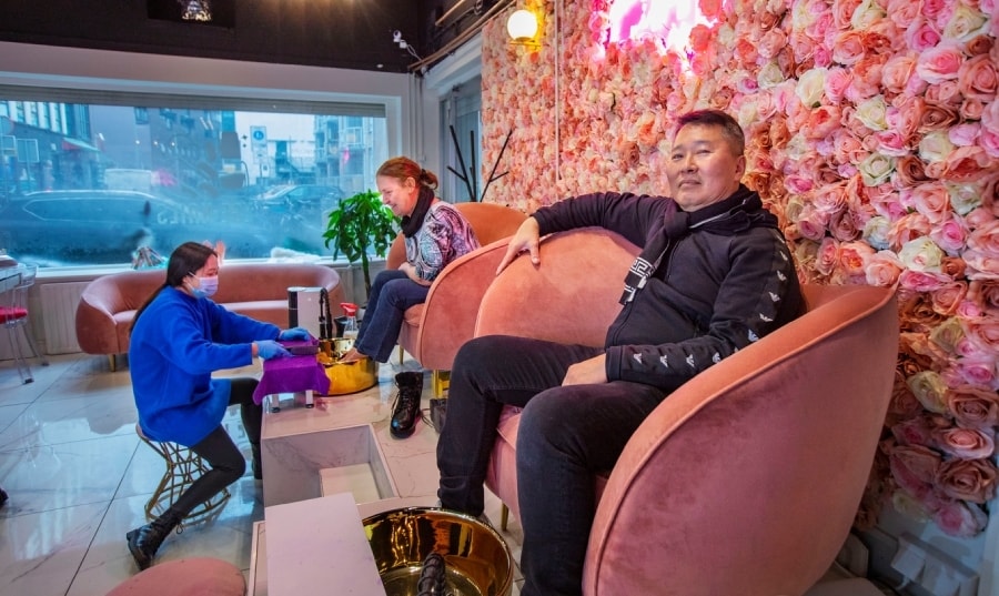 Wing Liu (rechts) in zijn nagelstudio L&amp;E Nails op de Gedempte Burgwal. Foto: Frank Jansen