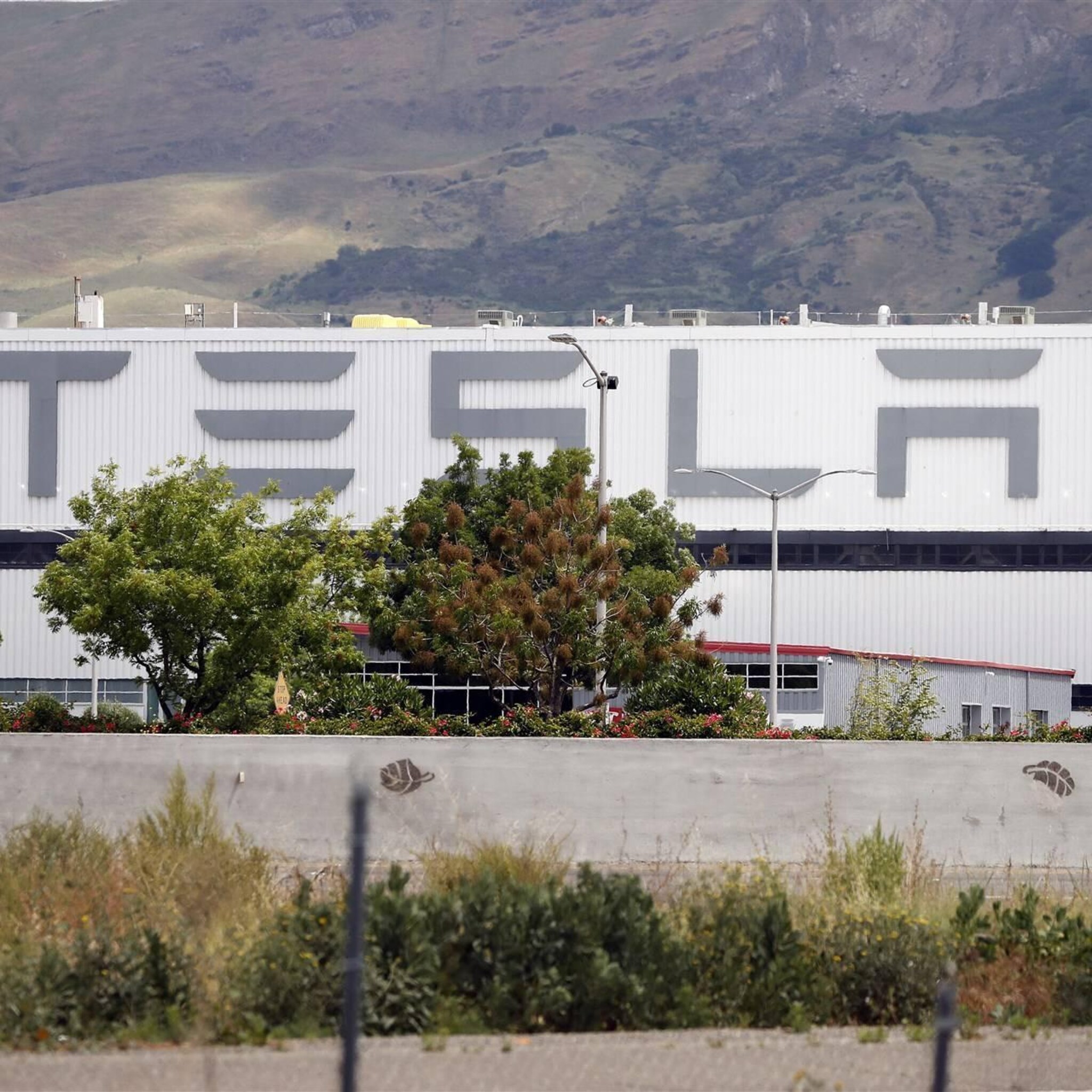 tesla aangeklaagd door auto eigenaren om hoge onderhoudskosten