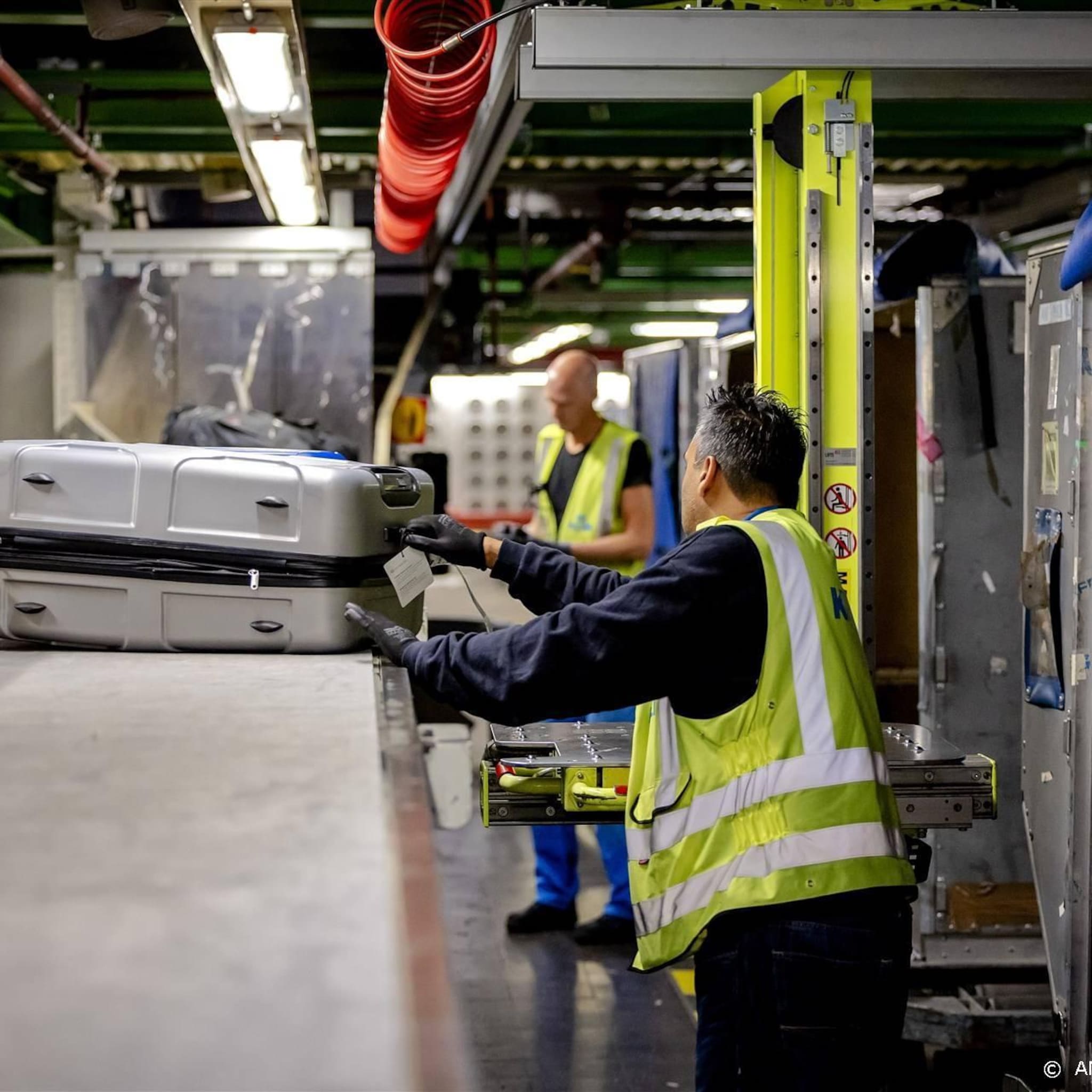 arbeidsinspectie grijpt in bij bagageafhandelaars op schiphol