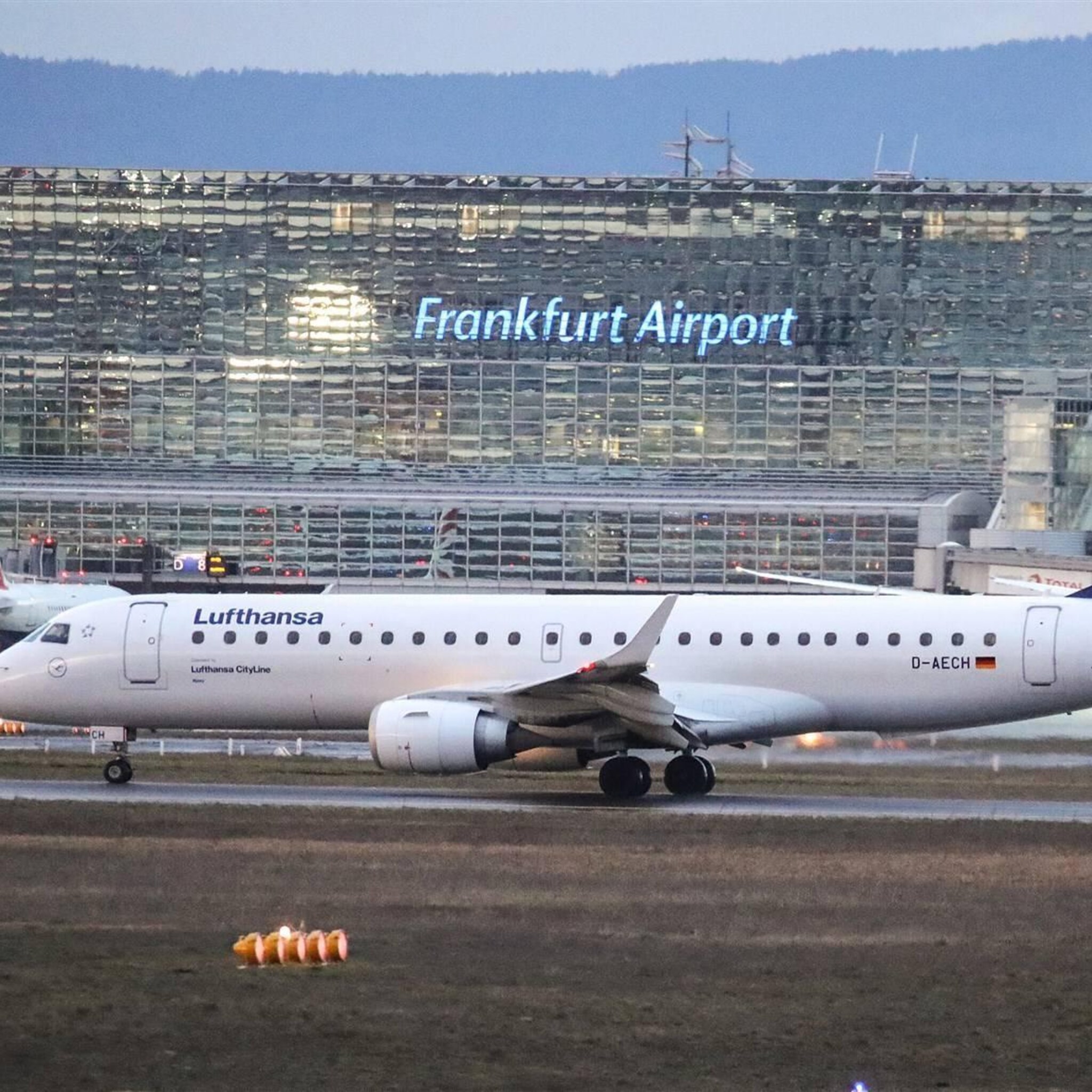 herstel luchtvaart jaagt winst exploitant vliegveld frankfurt aan