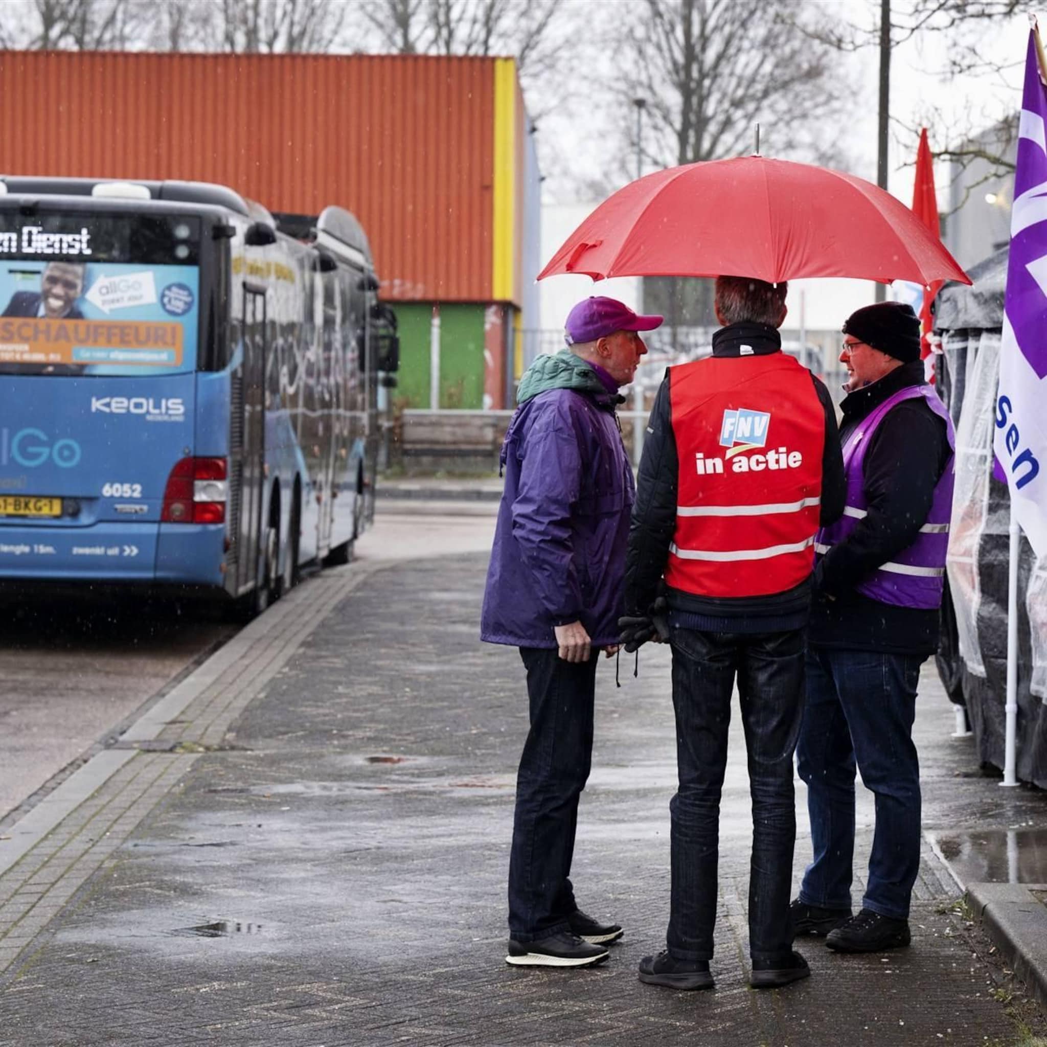 bonden overwegen stakingen in streekvervoer tijdelijk te stoppen