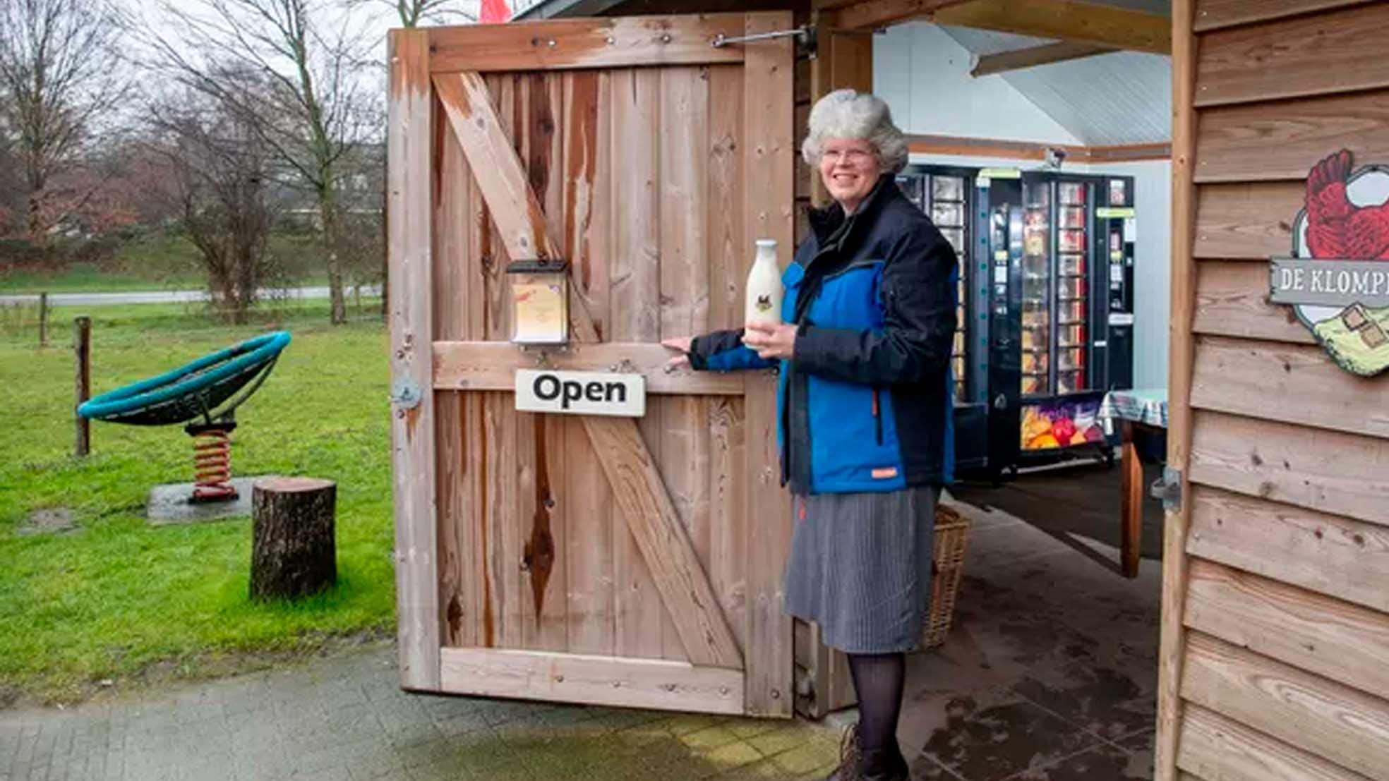 Boerin Joke van Heerd vult een fles verse melk in haar boerenwinkel De Klomperhoek in Lunteren. De afgelopen jaren zag ze de klandizie van de winkel flink groeien. Foto: Herman Stöver