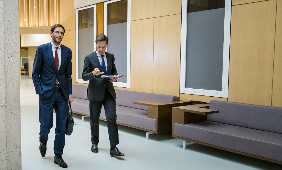 De vicepremier en premier na overleg, op het Binnenhof.Foto: ANP.