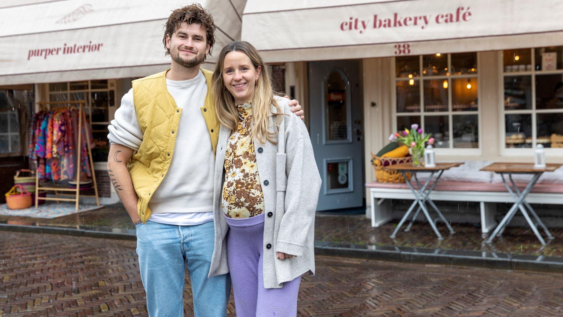 Tjeerd de Knijf en Maud van Leeuwen voor twee van hun vier bedrijven in de binnenstad van Dordrecht. Foto: Roel Dijkstra