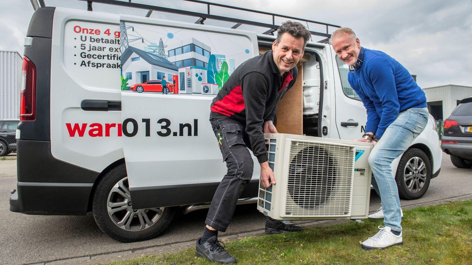 Oud-wethouder Joost Möller (links) installeert nu warmtepompen. Naast hem zijn collega Coen Oostelbos. Foto: Ron Magielse