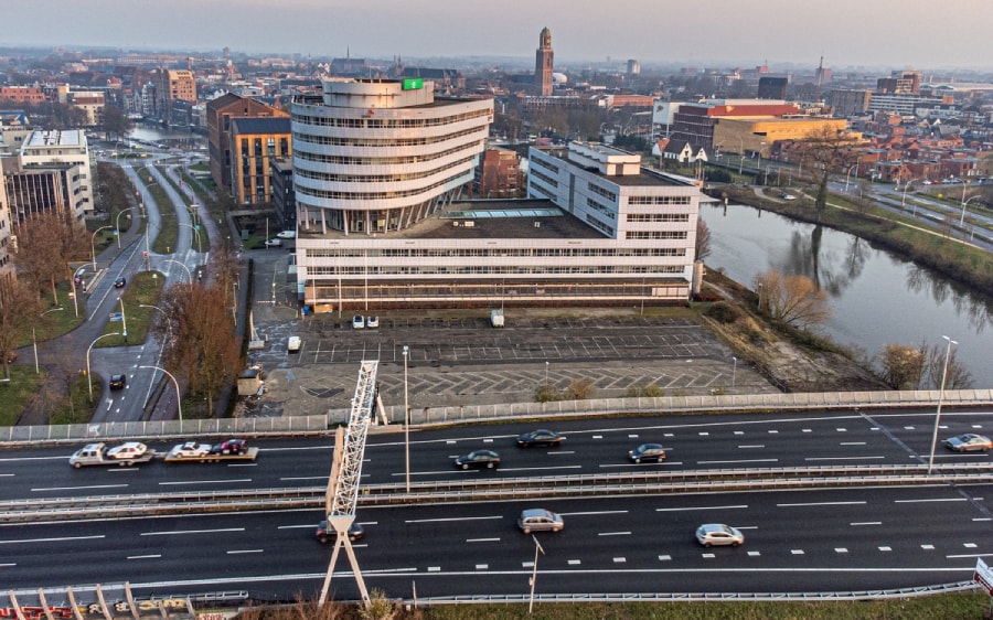 Kantoorgebouw The Mayor in Zwolle (waar nu Zonneplan en Wehkamp in zitten en waar vroeger Achmea zat) is volgens Alwin Rijpstra van vastgoedadviseur CBRE een goed voorbeeld voor het nieuwe werken. Foto: Frans Paalman