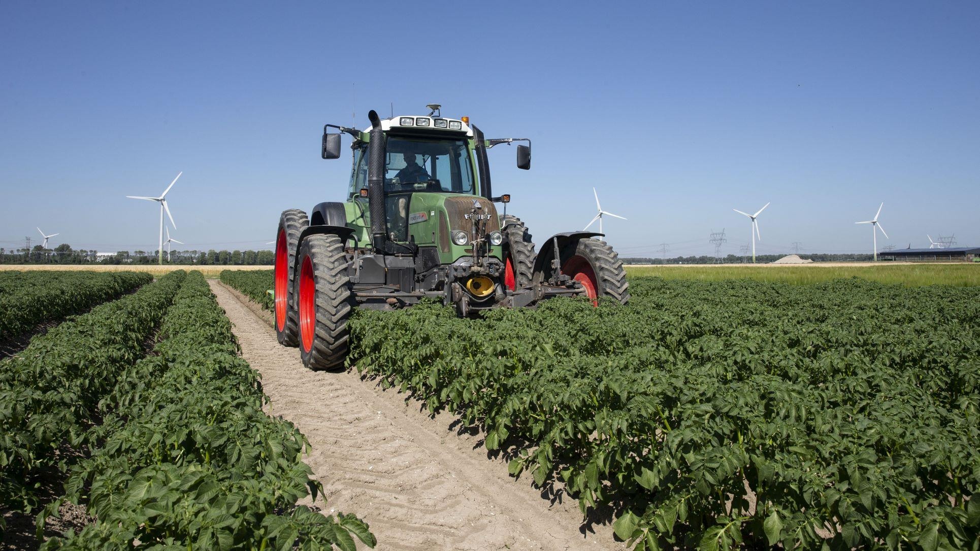 Een tractor in Lelystad tijdens een rondleiding op een proeflocatie van Boerderij van de Toekomst. Foto: ANP
