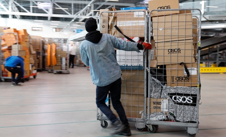 Medewerkers van post- en pakketbezorger PostNL sorteren pakketjes in het pakkettensorteercentrum in Westzaan. Foto: ANP.