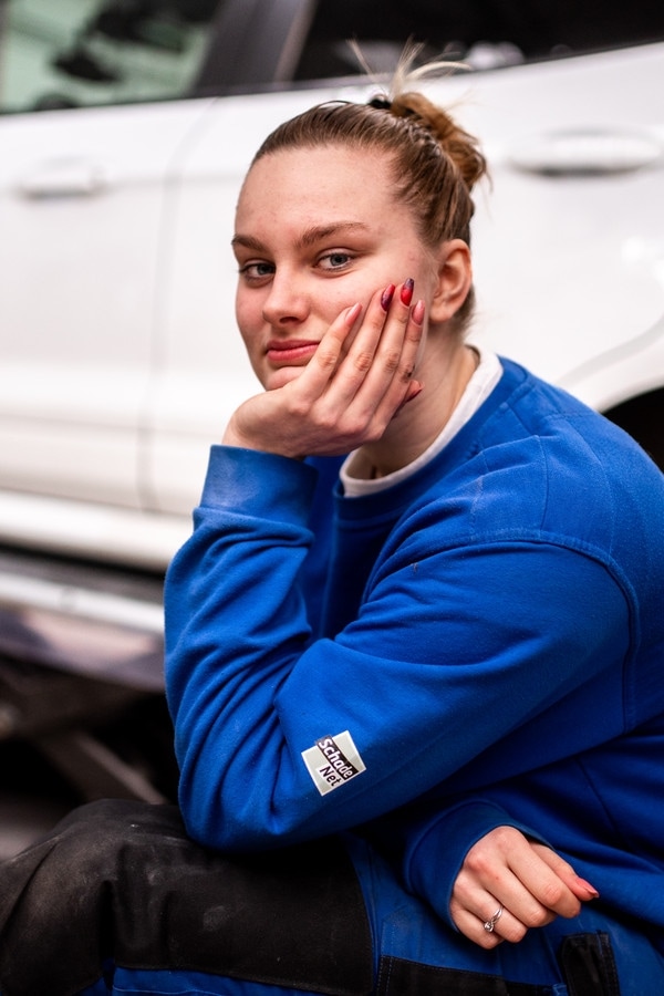 Fenna van den Berg (20) loopt via de opleiding autoschadehersteller mee op de werkvloer van Möller. Foto: Fabio Yasamin
