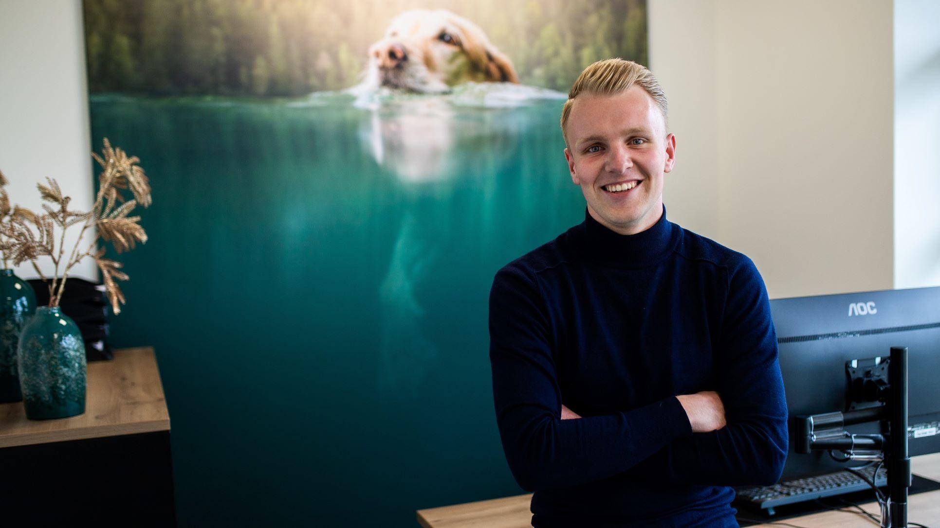 Twan Tak benadrukt de ecologische voordelen van de nieuwe hondenvoeding op basis van insecten. Foto: Goood Petfoods