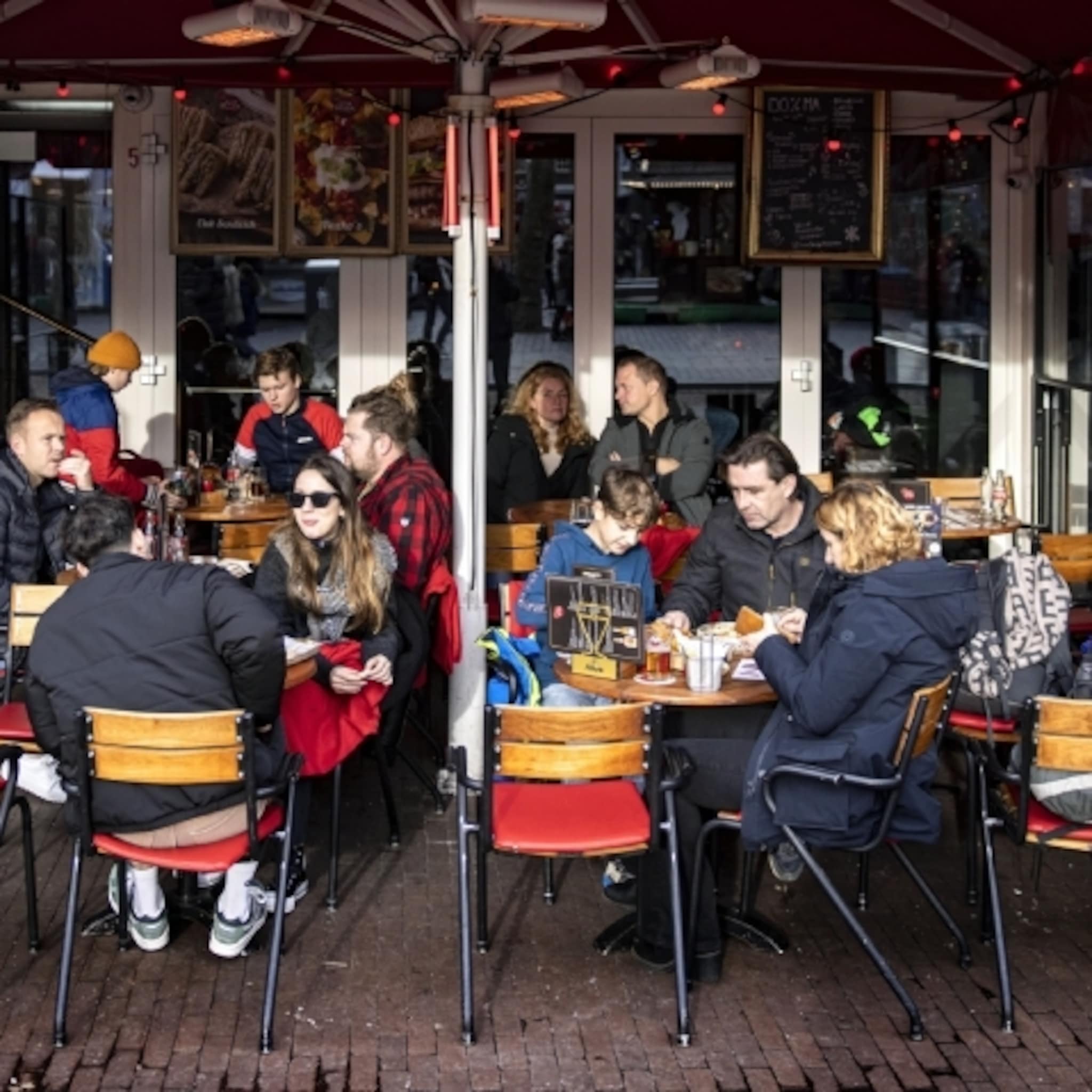 consumenten geven vooral meer uit aan horeca en voetbalwedstrijden