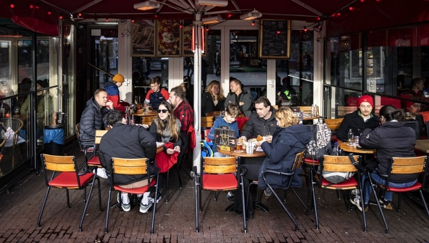 Een vol terras in Amsterdam. Foto: ANP.