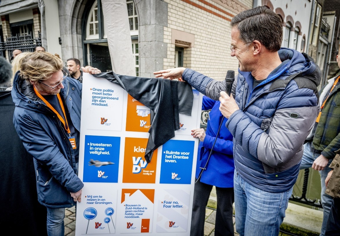 Mark Rutte, Sophie Hermans en de lijsttrekker in Zuid-Holland, Jeannette Baljeu, waren in Dordrecht om de VVD-campagne voor de Provinciale-Statenverkiezingen af te trappen. Rutte werd rondgeleid door fractievoorzitter Rolin den Heijer en door Axel Broekhuizen, kandidaat-Statenlid. Op de Visbrug, tegenover het standbeeld van de gebroeders De Witt, werden de campagneposters onthuld. Rutte sprak met publiek en met ondernemers.