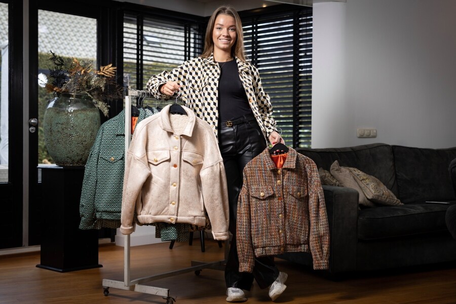 Inez Kappert met haar zelf ontworpen jasjes. Zij is begonnen met haar eigen onderneming Atelier Muse. Foto: Rikkert Harink