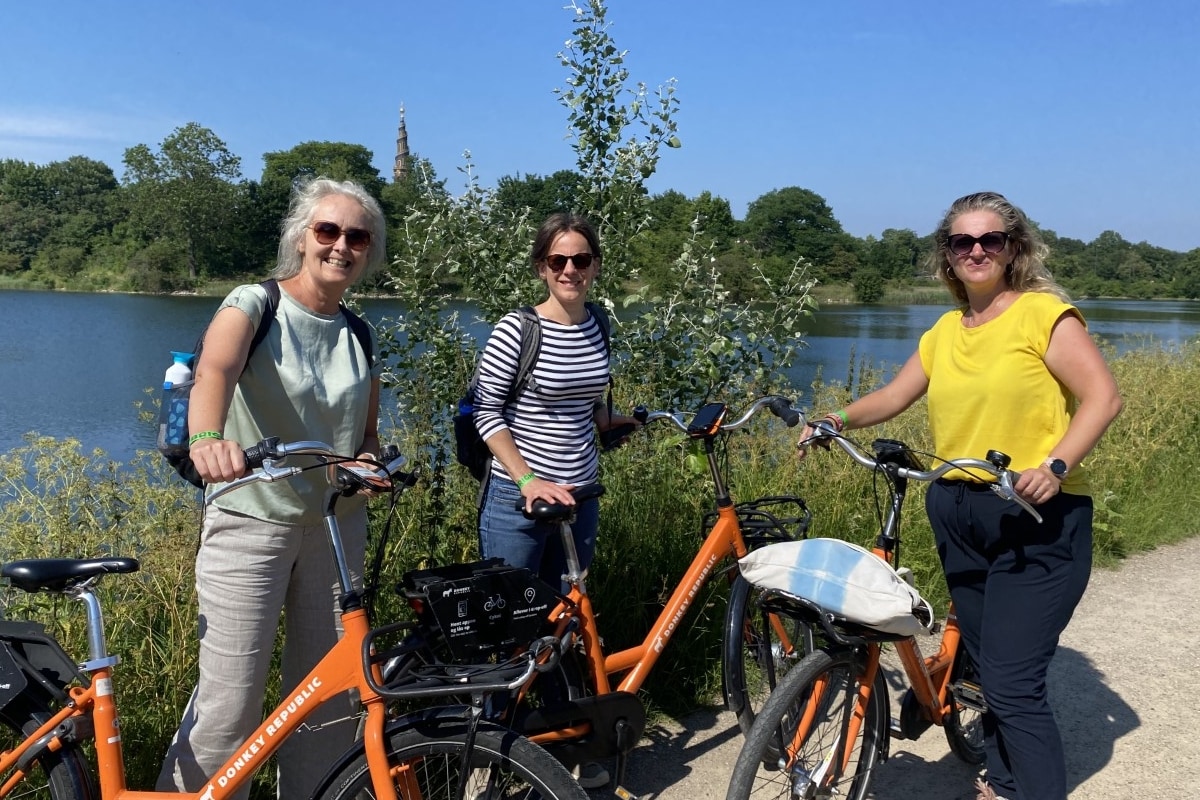 Saskia Griep (links) met projectmanager Merel Timmer en mede-oprichter van Avontuur Dichtbij, Kim Nooyens. Foto: Avontuur Dichtbij