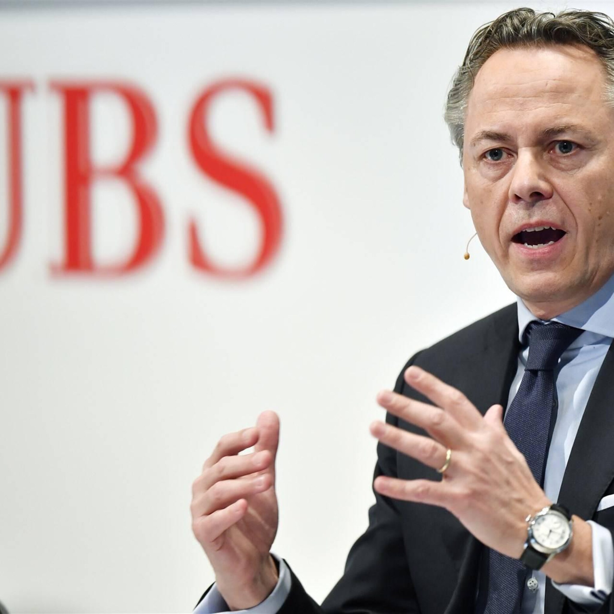 zwitserse bank ubs verlaagt bonussen topman hamers krijgt wel meer