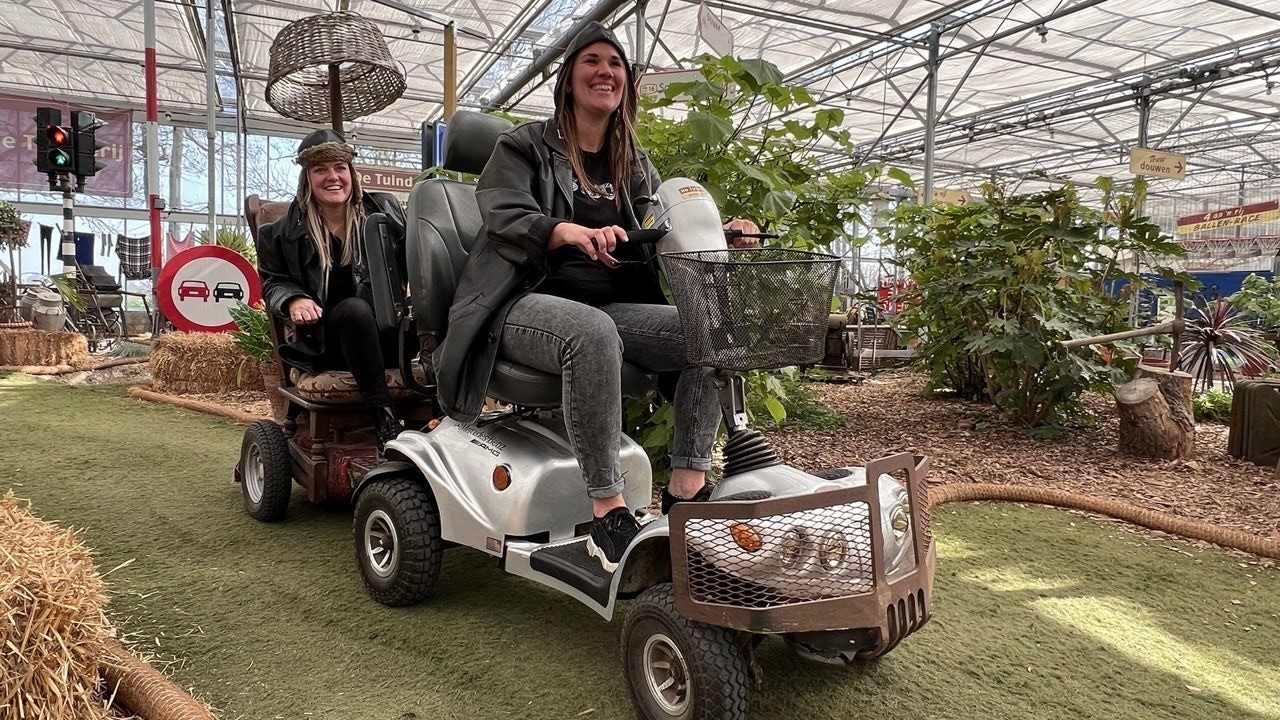 Plankgas door de kas met de scootmobielrace. Foto: De Tuinderij