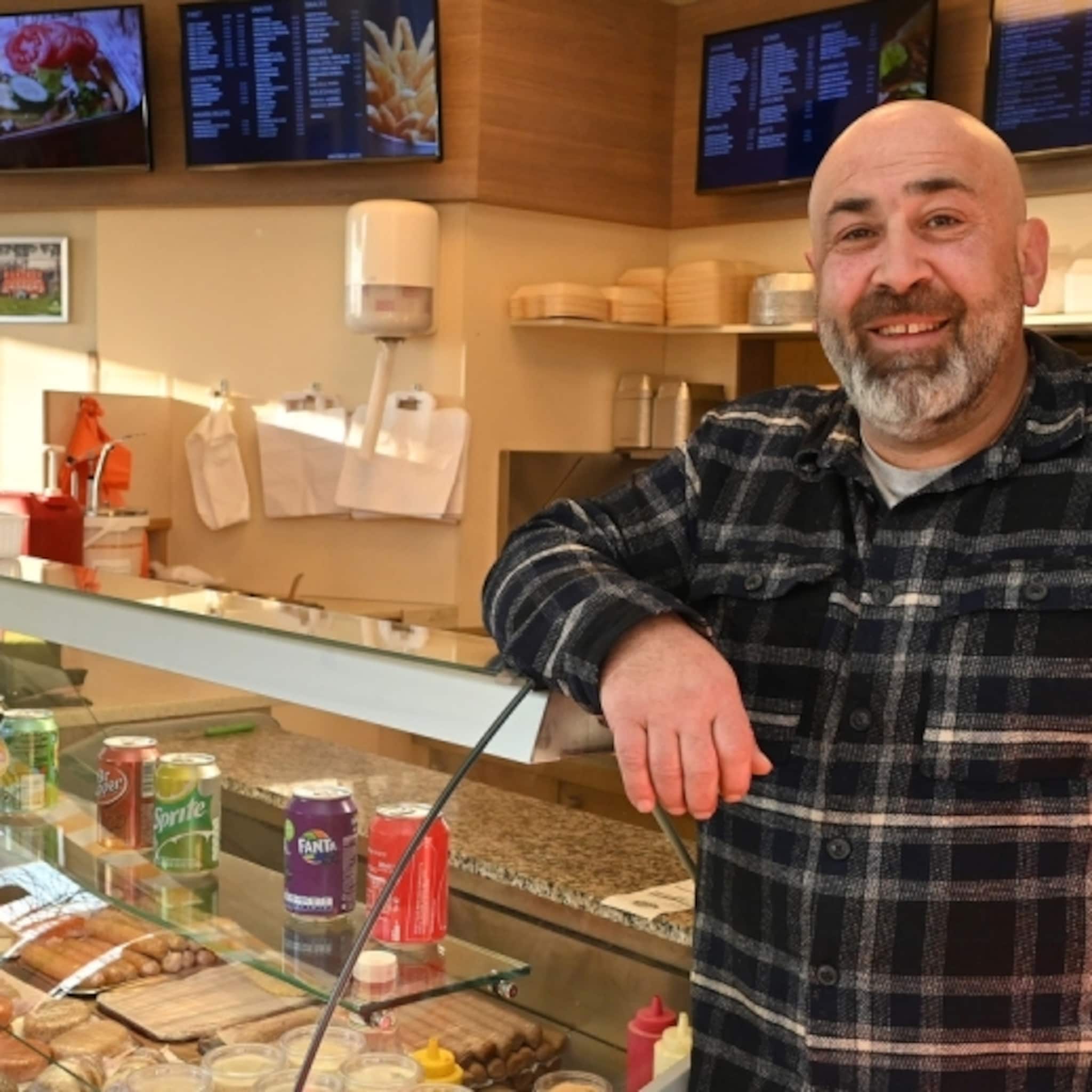 nijmeegse snackbarhouder harun haalt duizenden euro s op voor slachtoffers aardbeving turkije