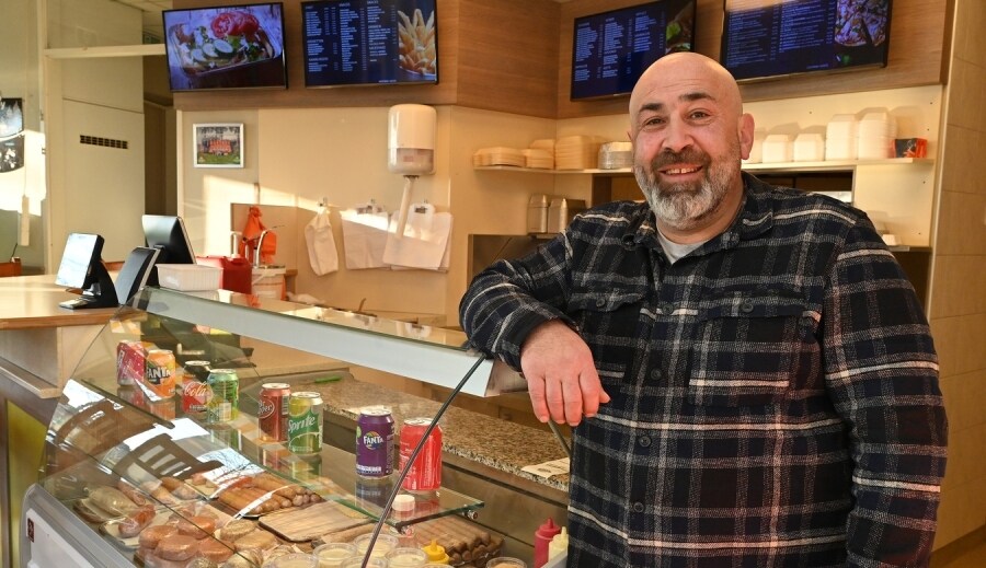 Harun Özcan (48) uit Nijmegen, in Turkije geboren, heeft in Gassel een cafetaria. Hij schonk de omzet rond carnaval, zo'n 5000 euro, aan de aardbevingsslachtoffers in zijn vaderland. Foto: Ed van Alem