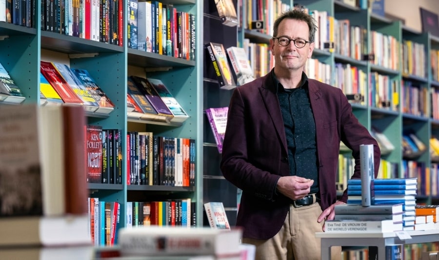Eigenaar/oprichter Walter Jansen van Boekhandel Jansen en de Feijter in Velp en de man achter Het Colofon in Arnhem. ,,Hier in Velp hadden we voor het eerst het goede gevoel.” Foto: Gerard Burgers