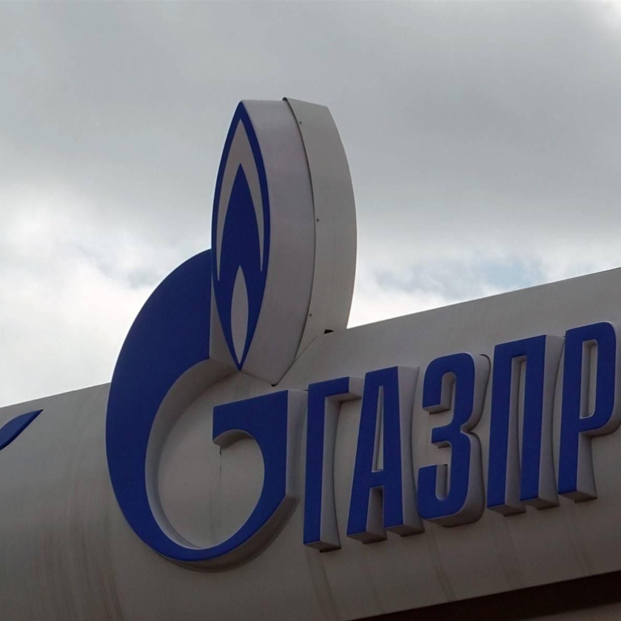 russische olie en gasinkomsten in jaar tijd gehalveerd